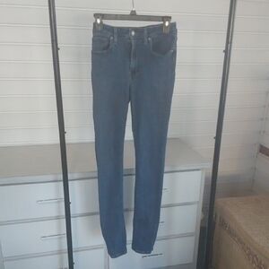 Women's (Juniors )Classic Levi Jeans Size W27 L32 (Small)